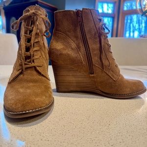 LUCKY BRAND  YOANNA WOMEN'S  HONEY SEUDE  LACE UP WEDGE  SIDE ZIP BOOTIE  7.5 B